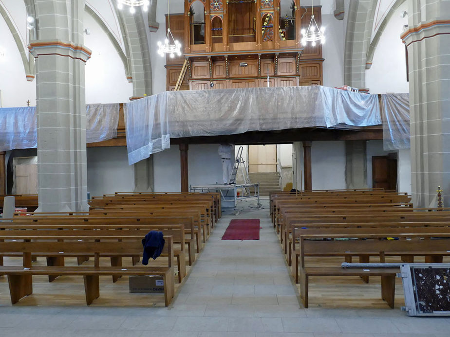 Reinigung und Aufstellung der Kirchenbänke von St. Crescentius (Foto: Karl-Franz Thiede)